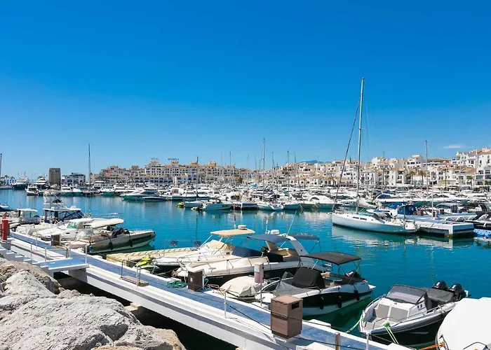 - Marina Banus, Puerto Banus, 2br Apartment, Parking & Pool דירה *