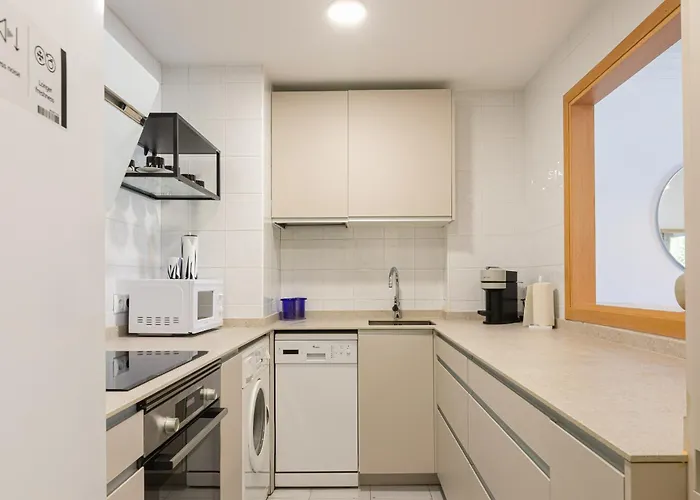 - Marina Banus, Puerto Banus, 2br Apartment, Parking & Pool דירה מארבלה