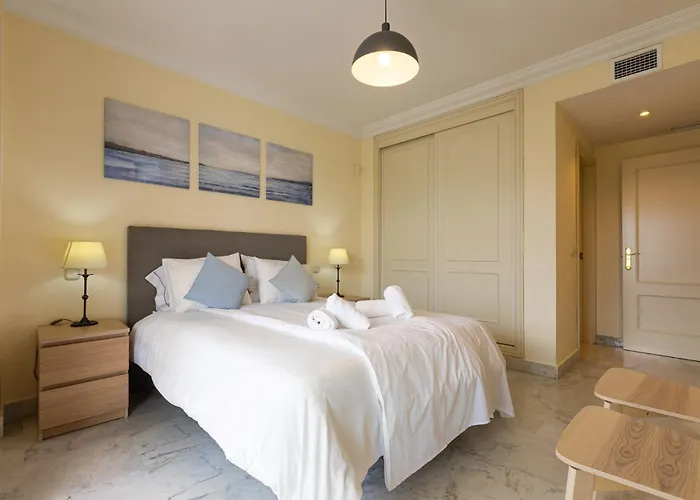 - Marina Banus, Puerto Banus, 2br Apartment, Parking & Pool דירה *