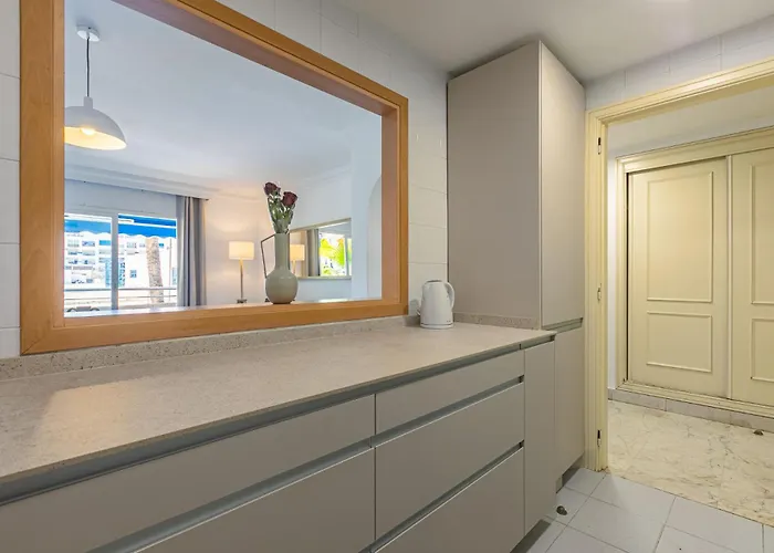 - Marina Banus, Puerto Banus, 2br Apartment, Parking & Pool דירה *