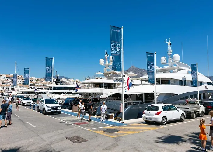 - Marina Banus, Puerto Banus, 2br Apartment, Parking & Pool *