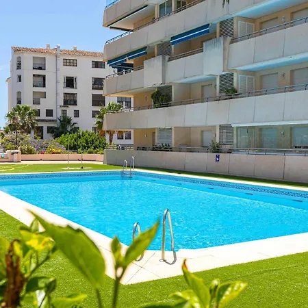 - Marina Banus, Puerto Banus, 2br Apartment, Parking & Pool Appartement