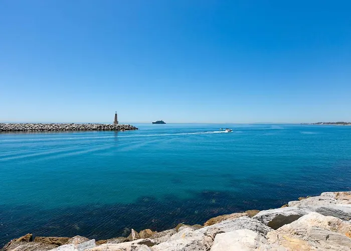 - Marina Banus, Puerto Banus, 2br Apartment, Parking & Pool Apartmán Marbella