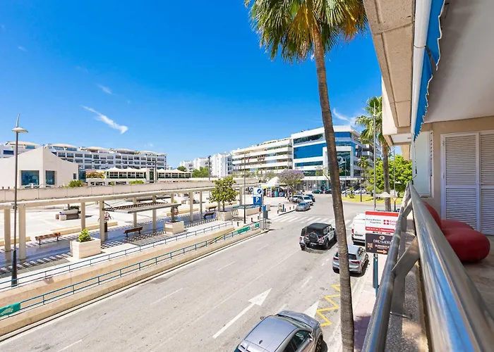 - Marina Banus, Puerto Banus, 2br Apartment, Parking & Pool Appartement