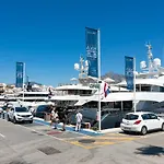 - Marina Banus, Puerto Banus, 2br Apartment, Parking & Pool *