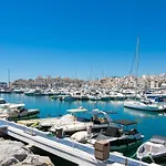 - Marina Banus, Puerto Banus, 2br Apartment, Parking & Pool 아파트 *