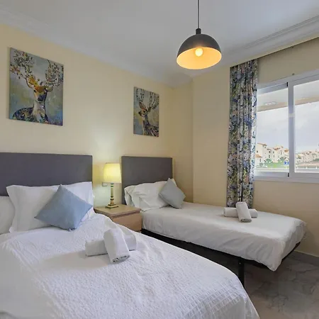 - Marina Banus, Puerto Banus, 2br Apartment, Parking & Pool 公寓 马尔韦利亚