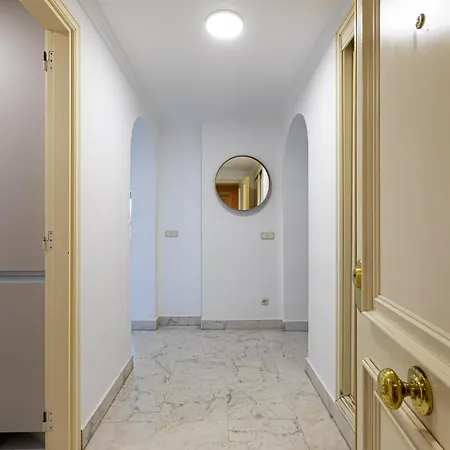 - Marina Banus, Puerto Banus, 2br Apartment, Parking & Pool ماربيا