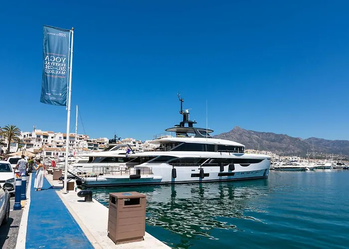- Marina Banus, Puerto Banus, 2br Apartment, Parking & Pool *